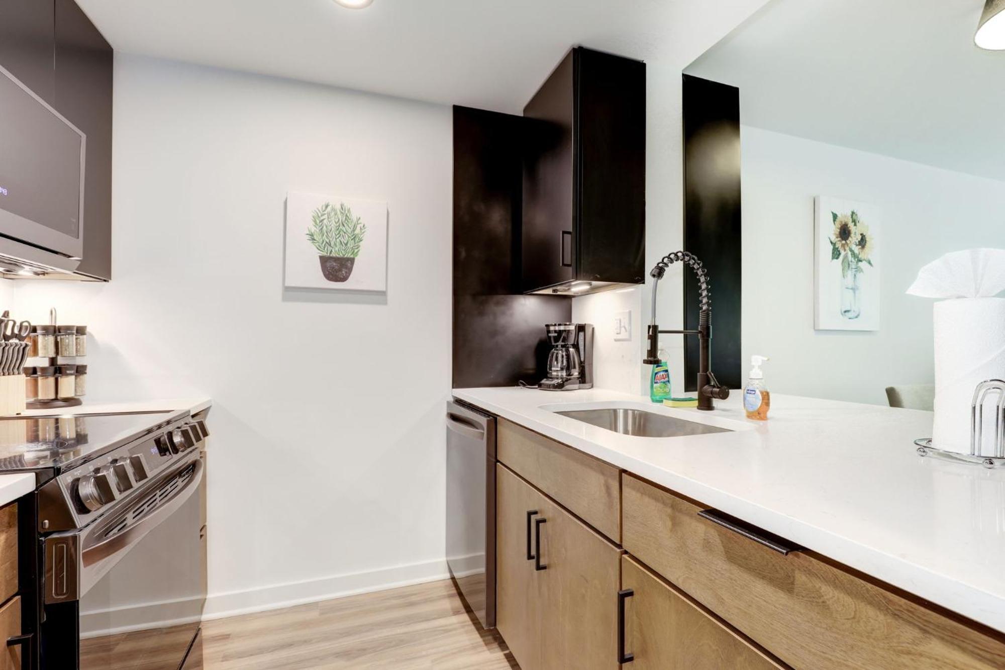 2Br Executive Apartment With Spacious Layout Arlington Exterior photo